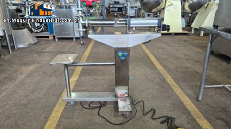 Semi-automatic stainless steel liquid filling machine with 1 nozzle.